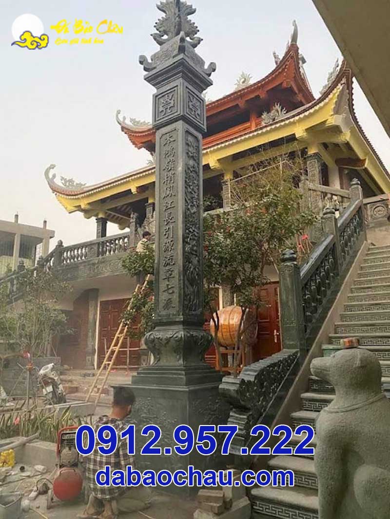 Cột chùa đá xanh rêu