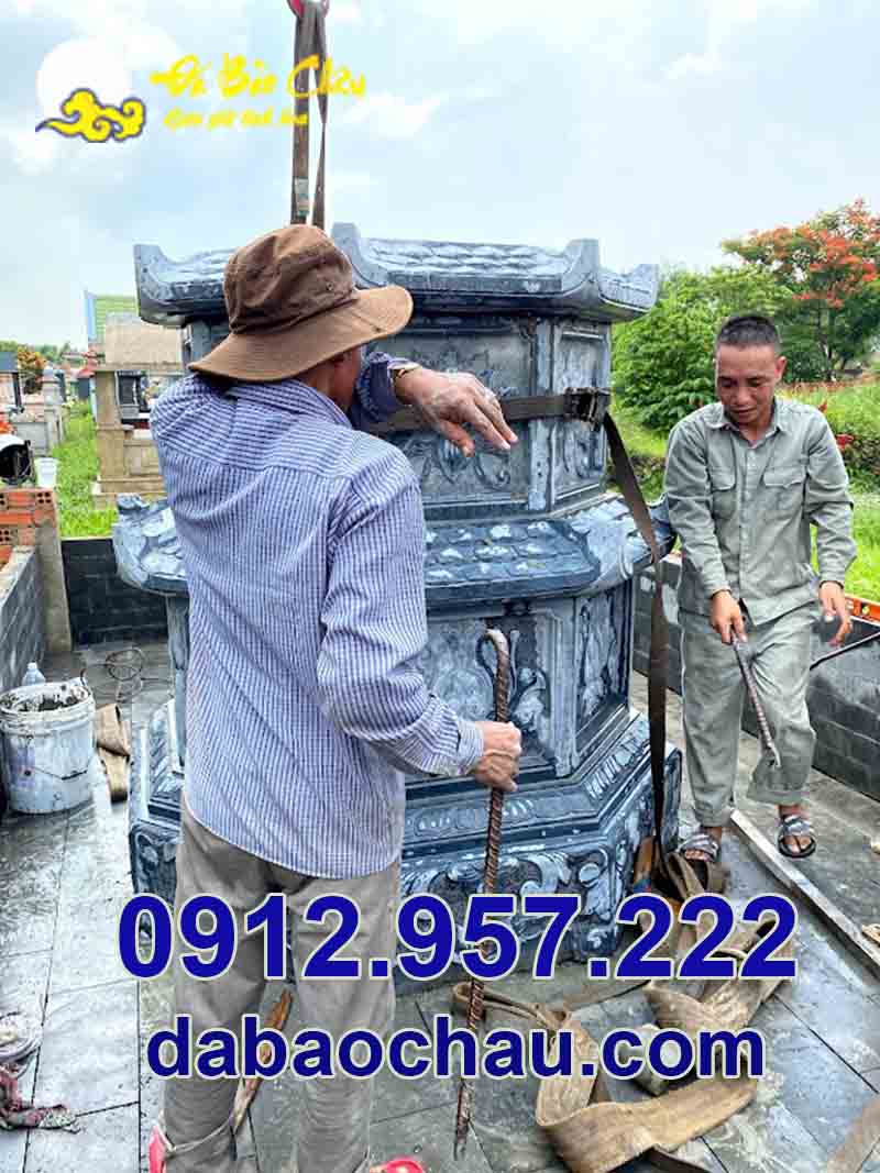 Công nhân tiến hành lắp đặt công trình mộ tháp đá tại Vĩnh Long đẹp, chuẩn chất lượng