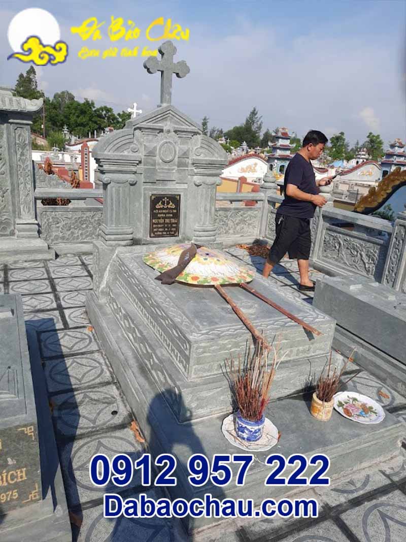 Cây thánh giá trên mộ Công giáo tại Thái Nguyên