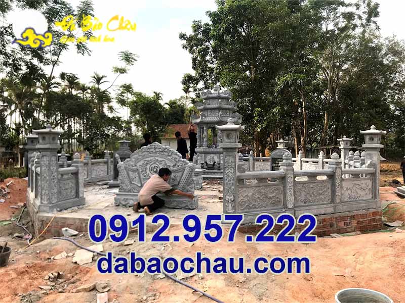 Đội ngũ Bảo Châu đang lắp ghép các hạng mục con trong lăng mộ đá nhà mồ tại Quảng Ngãi