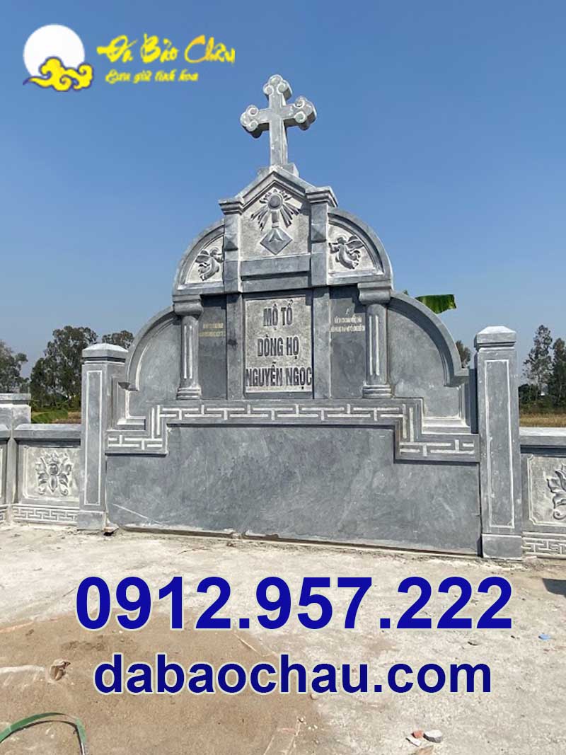 Họa tiết cây Thánh Giá được sử dụng chạm khắc trên mộ đá công giáo tại Nam Định