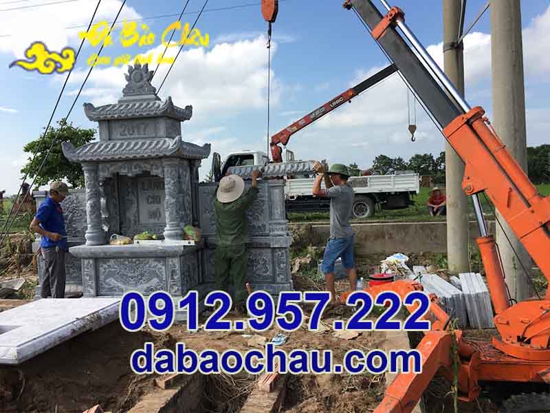 Đội ngũ nhân công Bảo Châu tiến hành xây dựng nhà mồ đá lăng mộ để tro cốt tại Hậu Giang