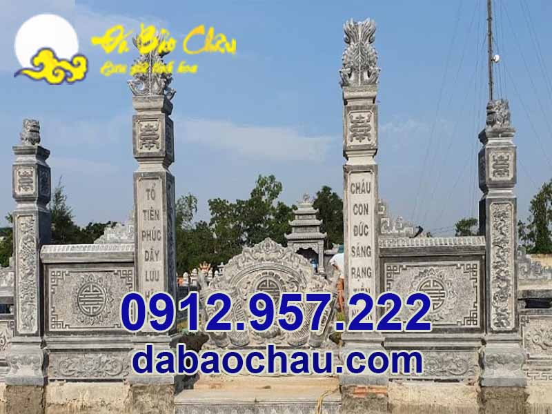 Cổng đá được lắp đặt trong khu lăng mộ đá nhà mồ tại Lâm Đồng