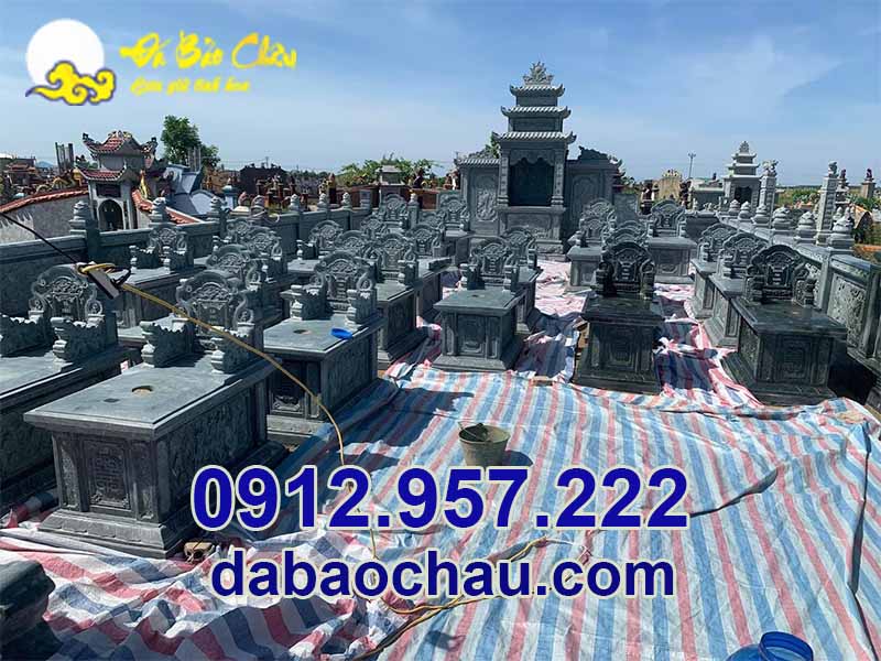 Một khu lăng mộ đá nhà mồ đá tại Bình Định với rất nhiều hạng mục mộ đơn