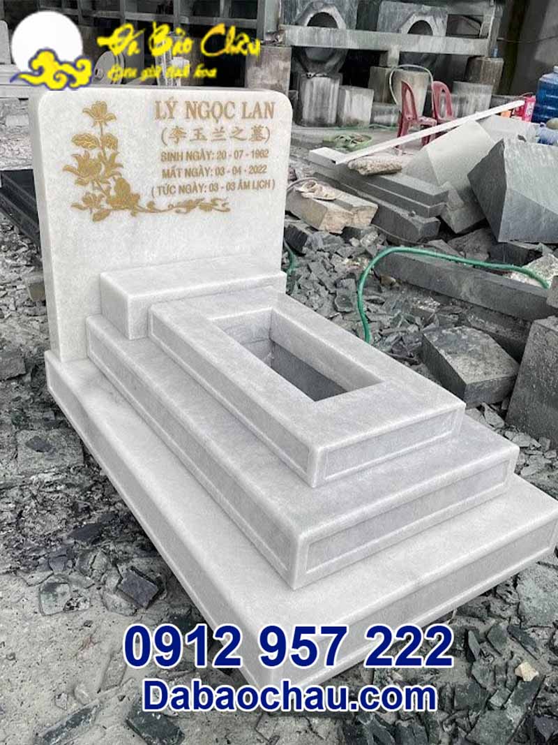 Một mẫu mộ đá để tro cốt tại Quảng Ngãi được làm từ đá trắng