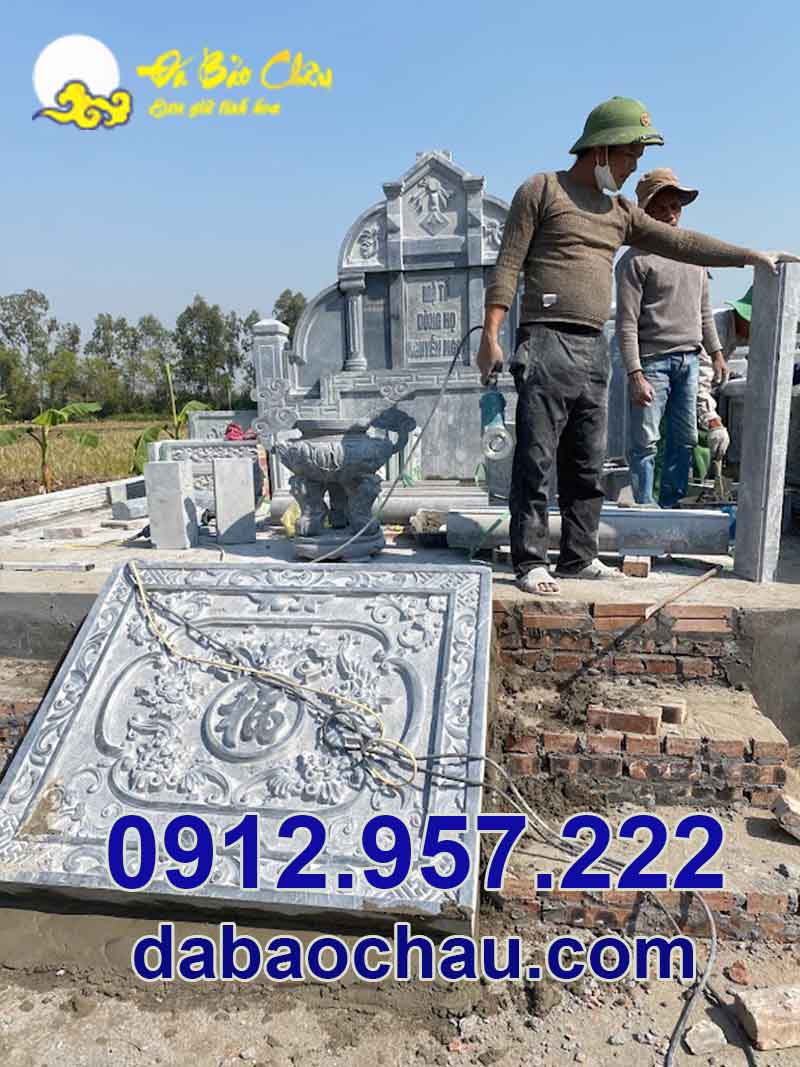 Các công nhân đang chuẩn bị cho việc lắp đặt mộ đá Công giáo tại Nam Định