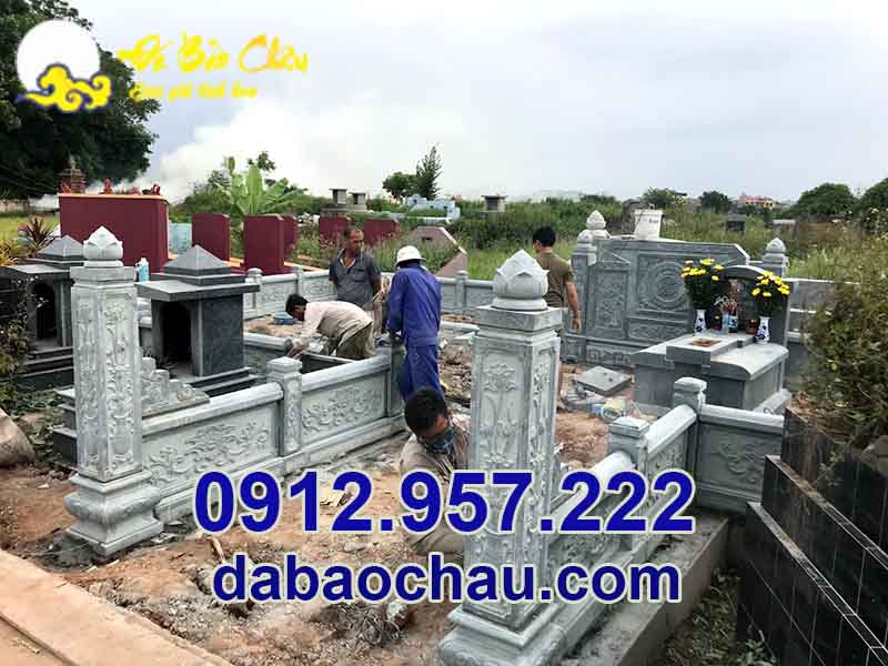 Công nhân tiến hành lắp đặt và hoàn thiện khu lăng mộ đá tại Bắc Ninh