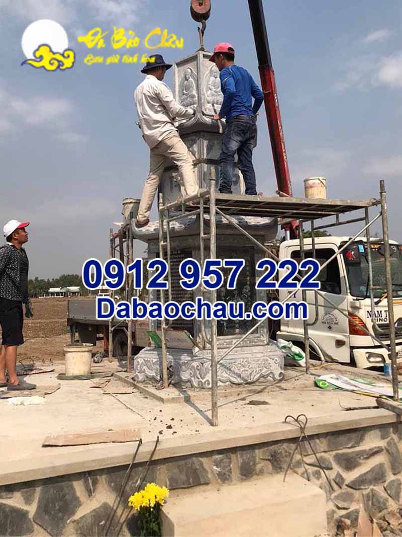 Chuẩn bị các nguyên vật liệu lắp đặt mộ tháp đá tại Tiền Giang