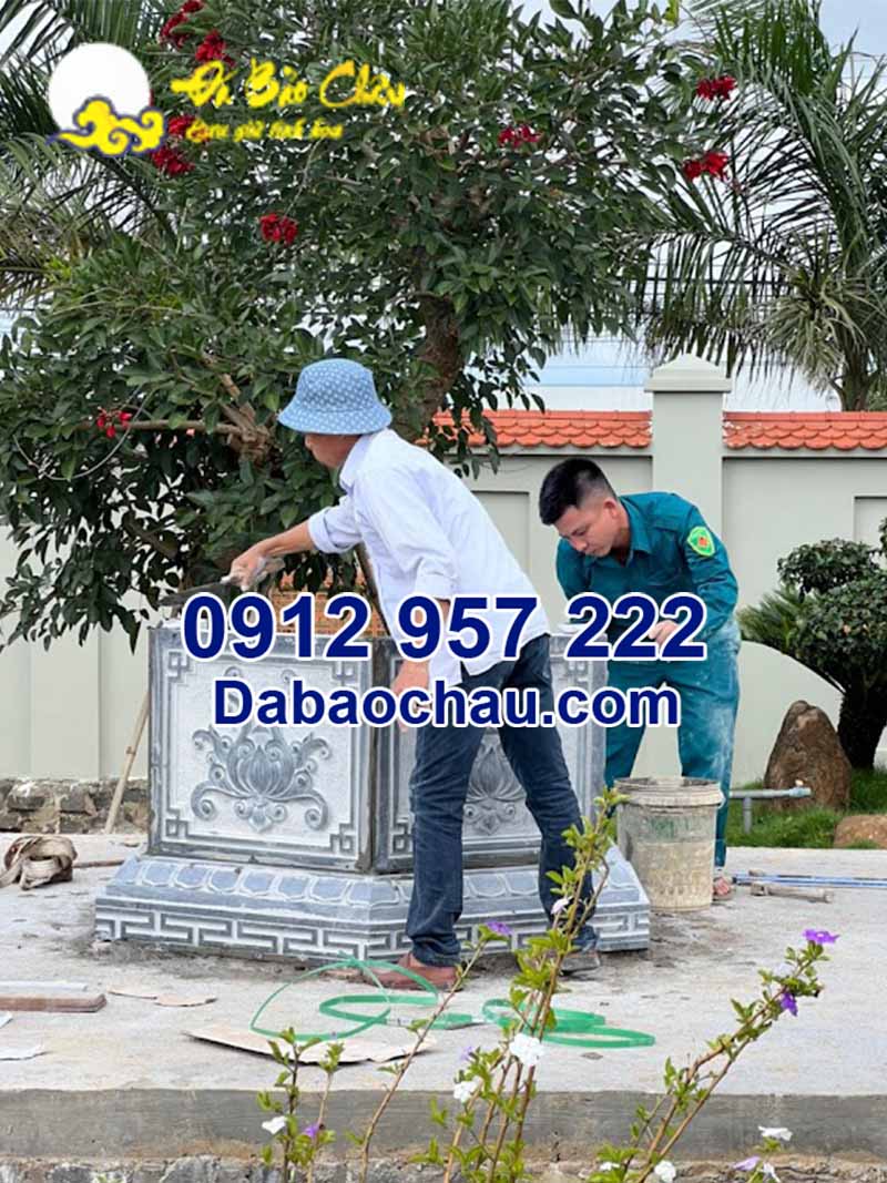 Đội ngũ Bảo Châu đang lắp ghép các tầng của tháp đá am thờ cốt tại Lâm Đồng