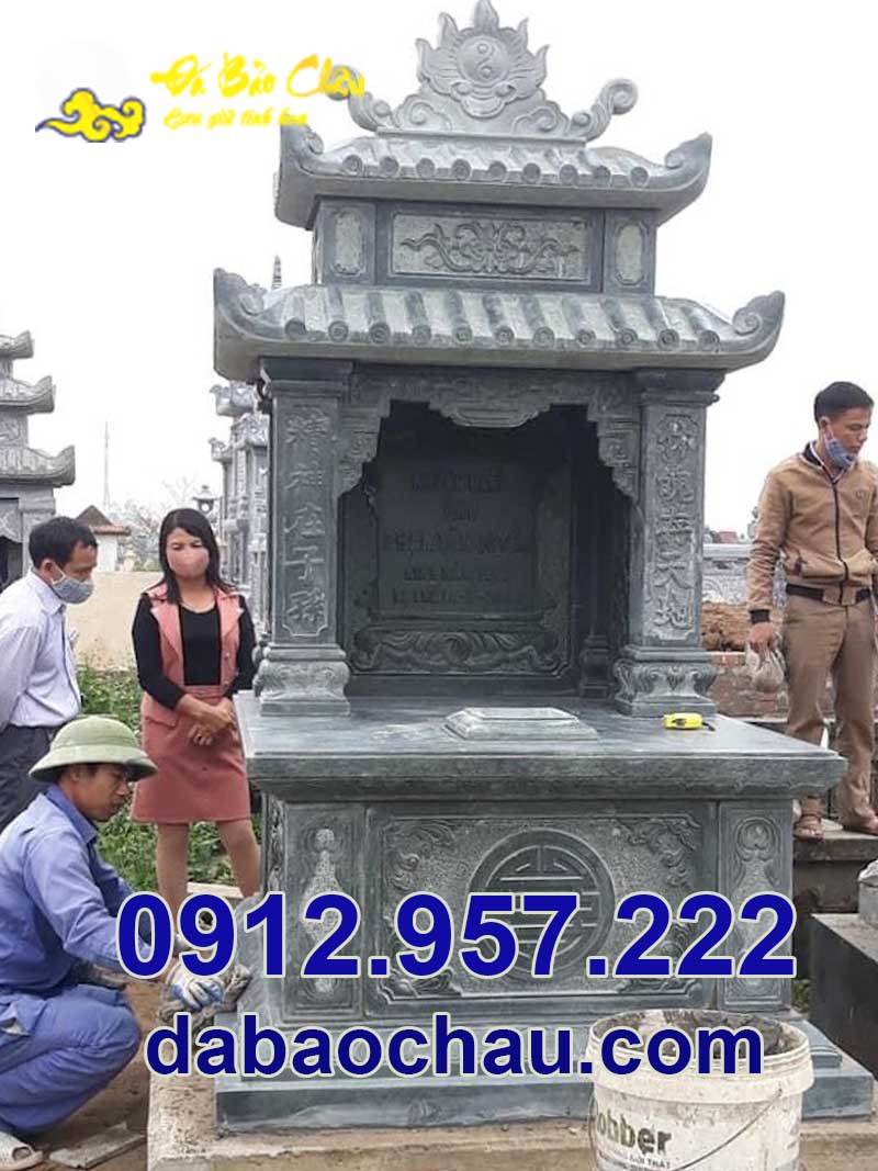 Đội ngũ nhân công của Bảo Châu tiến hành lắp đặt công trình mộ đá hai mái khu lăng mộ đá tại Phú Thọ