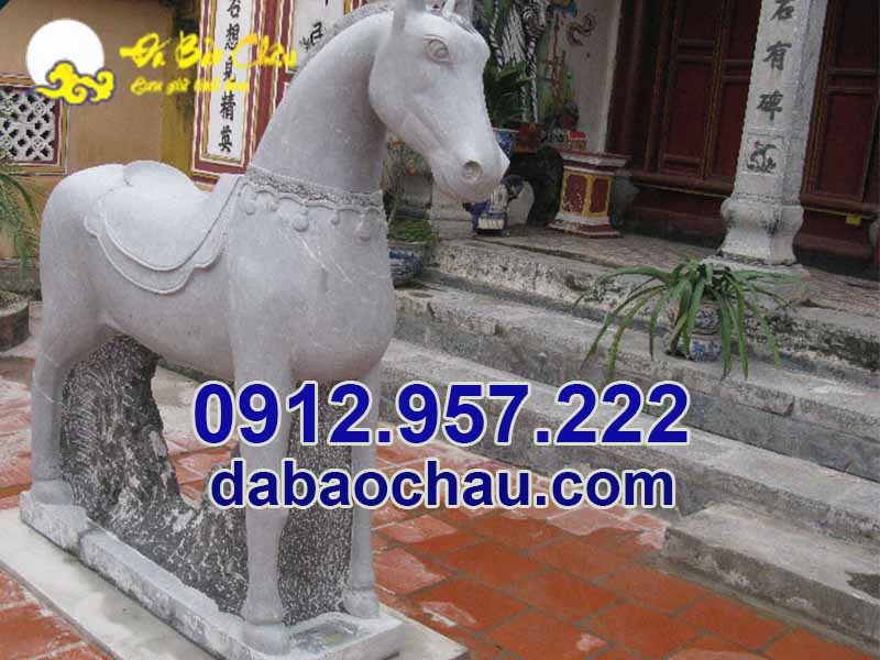 Mẫu ngựa đá phong thủy đặt trong đền thờ