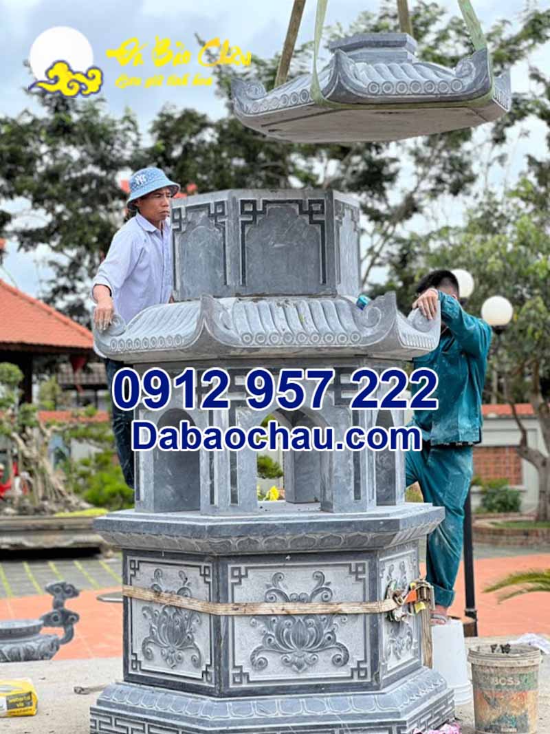 Sử dụng cần cẩu hoàn thiện lắp đặt phần mái tháp đá am thờ cốt tại Lâm Đồng