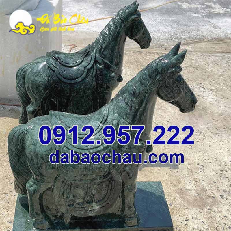 Tượng ngựa đá xanh rêu được điêu khắc tỉ mỉ
