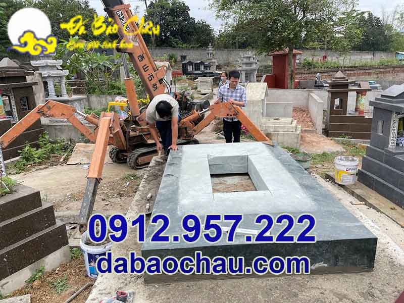 Đội ngũ nhân công Bảo Châu bước đầu tiến hành lắp đặt mộ đá đẹp đơn giản tại Sài Gòn