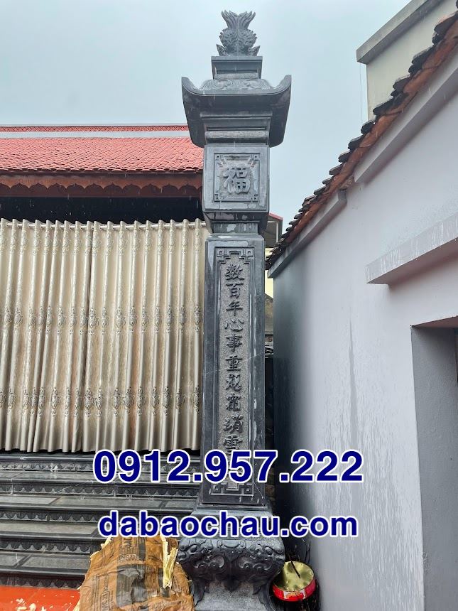 Cột đá nhà thờ họ tại Quảng Ninh chạm khắc câu đôi hay
