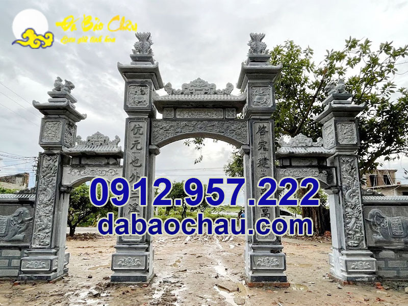 Cổng đá tam quan được đội ngũ nghệ nhân Đá Bảo Châu thi công tại huyện Cần Giuộc