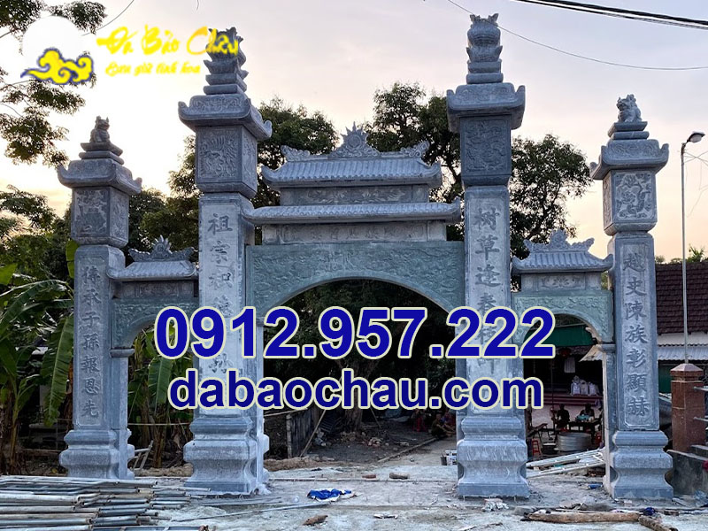 Cổng tam quan đá tứ trụ tại thành phố Tuyên Quang trong quá trình xây dựng